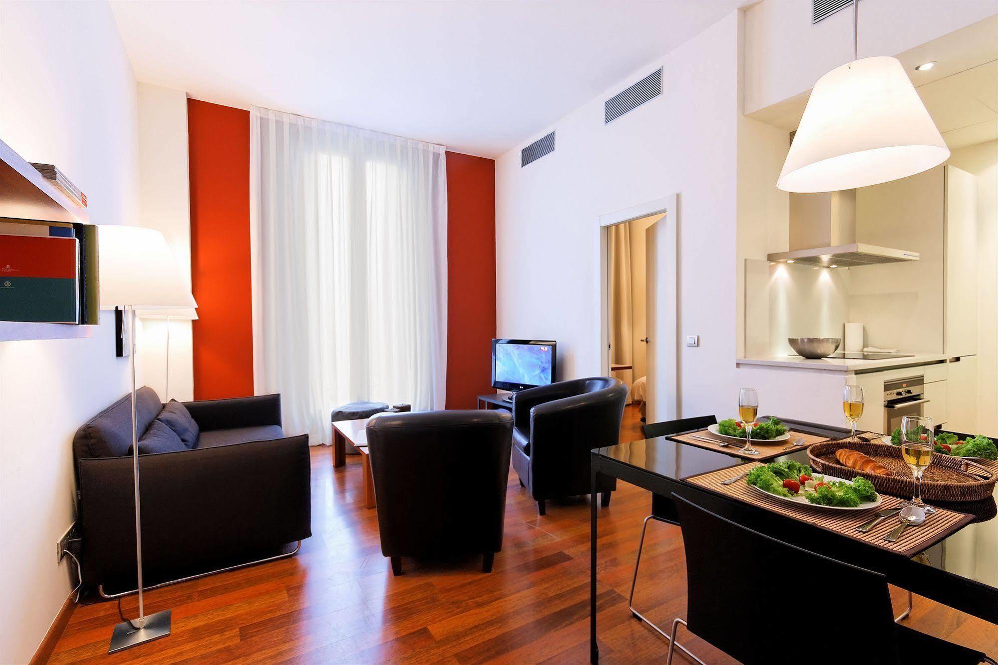 Inside Barcelona Apartments Mercat Bagian luar foto
