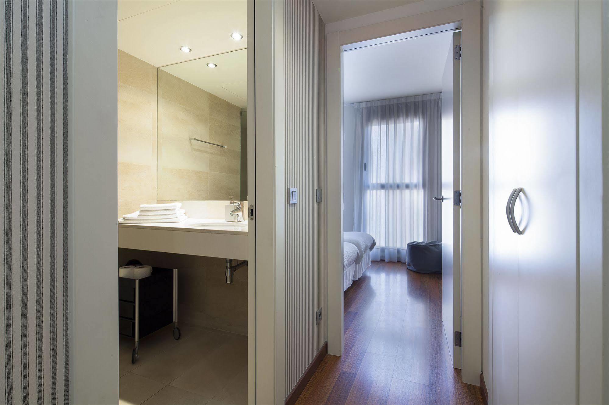 Inside Barcelona Apartments Mercat Bagian luar foto
