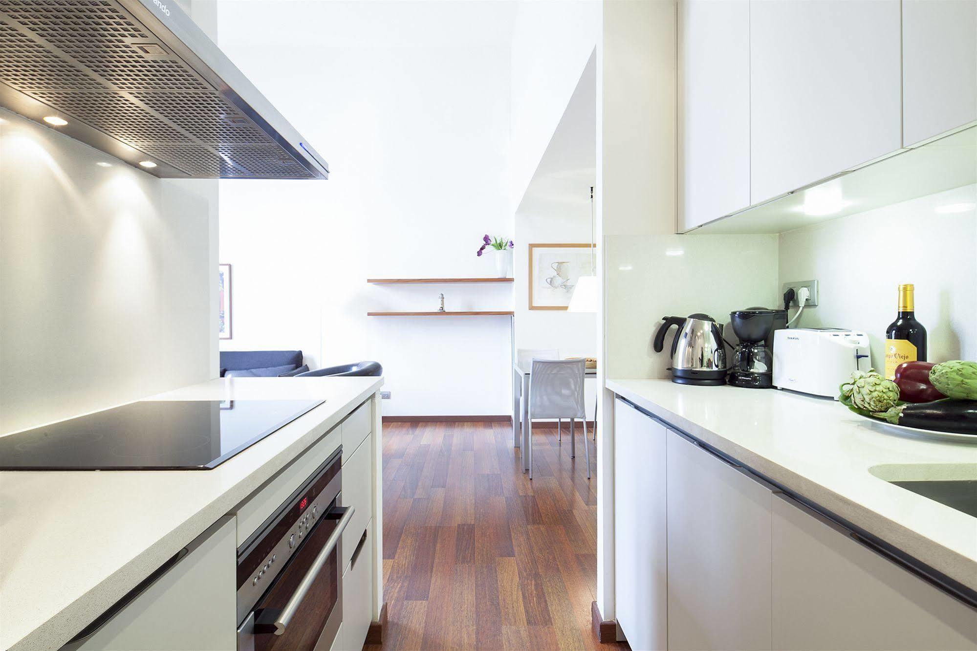 Inside Barcelona Apartments Mercat Bagian luar foto